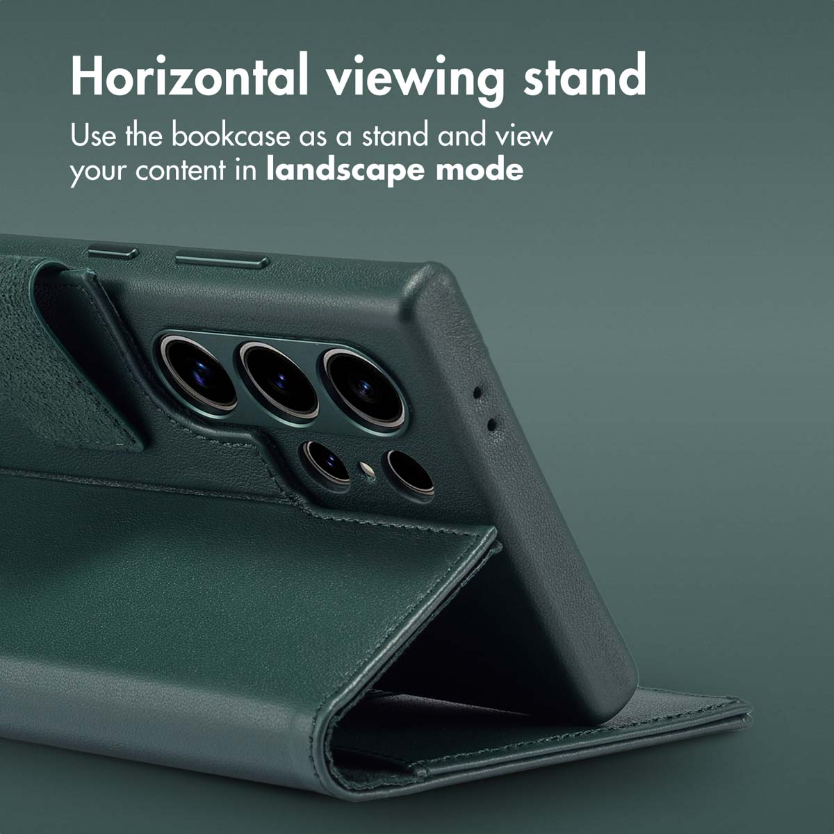 Un smartphone vert dans un étui en cuir, servant de support horizontal sur une surface sombre.