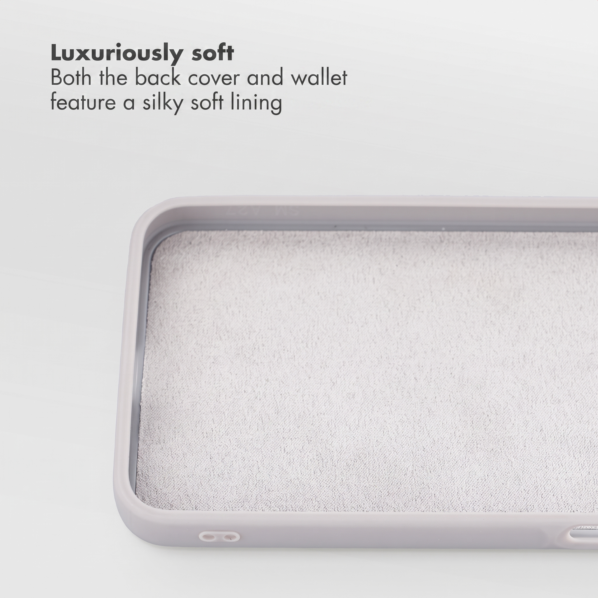 Gros plan de l'intérieur d'une coque avec une doublure en velours gris clair sur fond blanc.