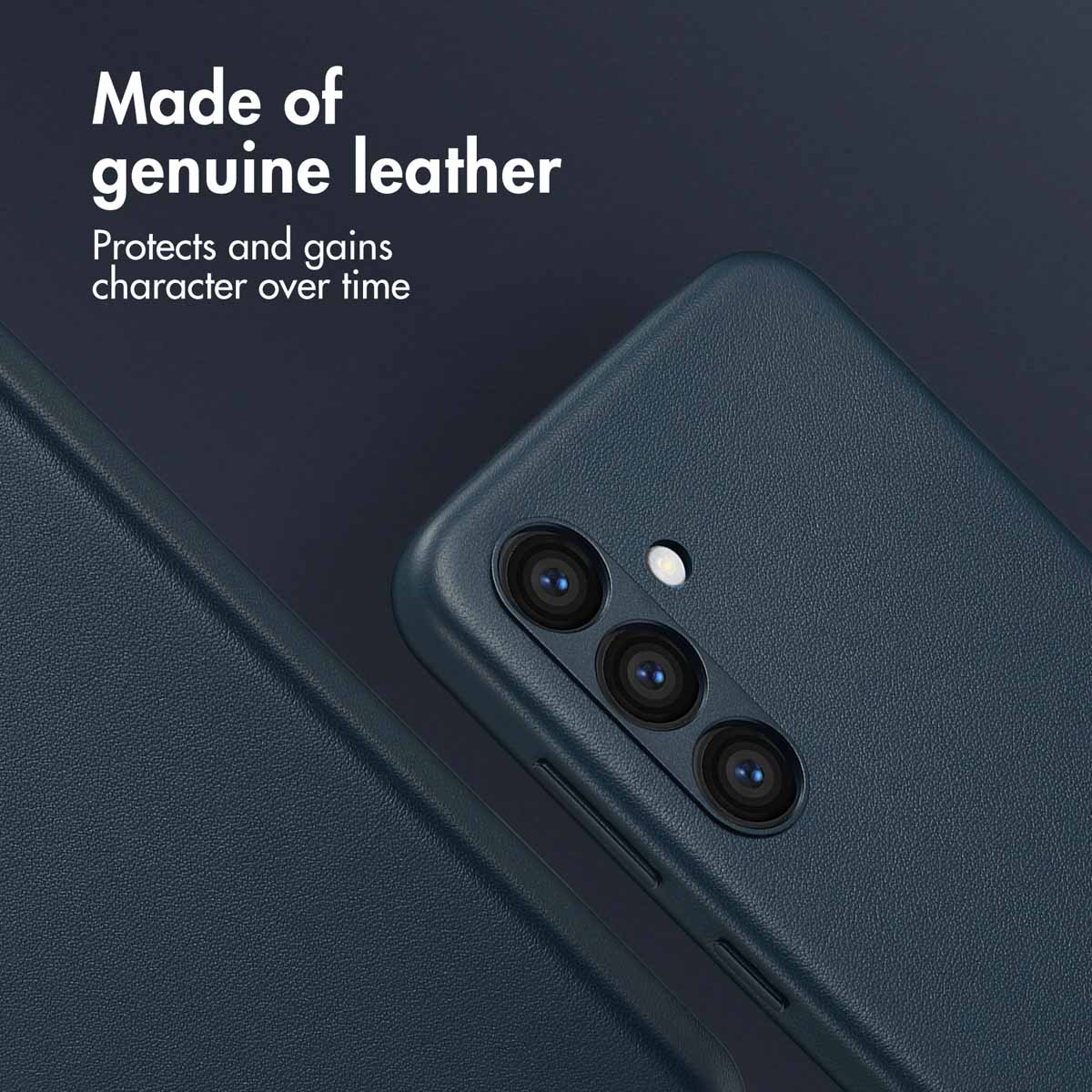 Custodia per telefono in pelle blu scuro con tre fotocamere.