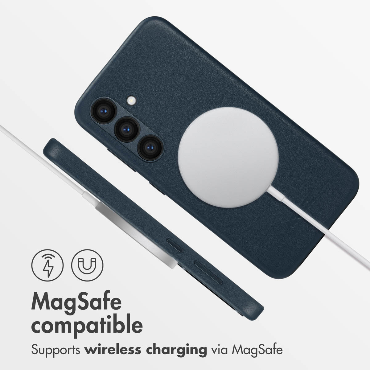 Una custodia blu scuro con caricatore MagSafe sul retro su sfondo bianco.