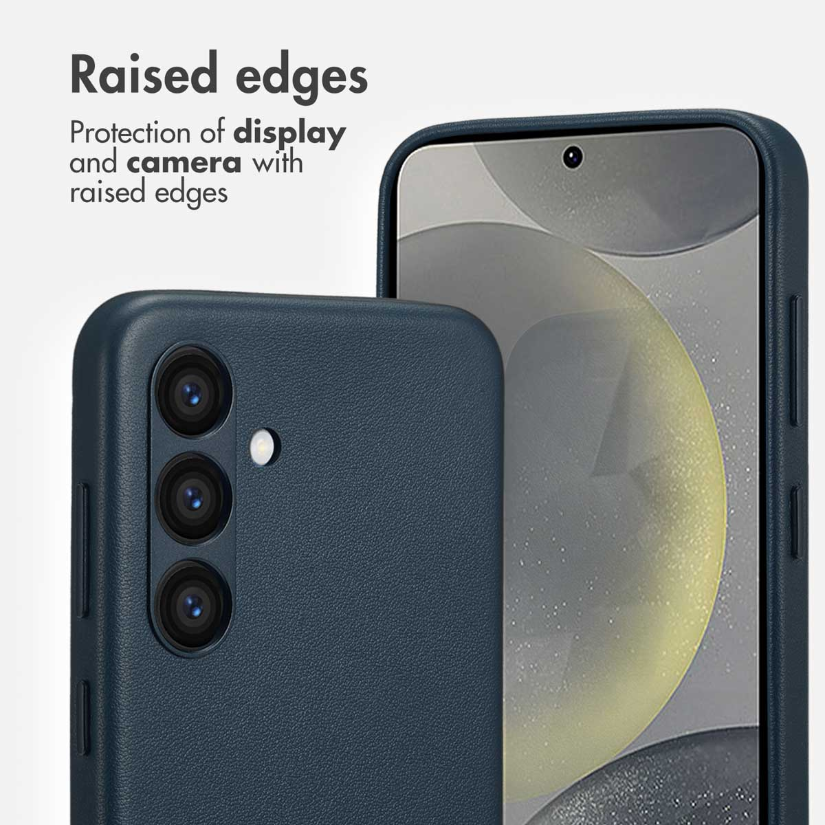 Custodia per telefono blu scuro con bordi rialzati che proteggono schermo e fotocamera.