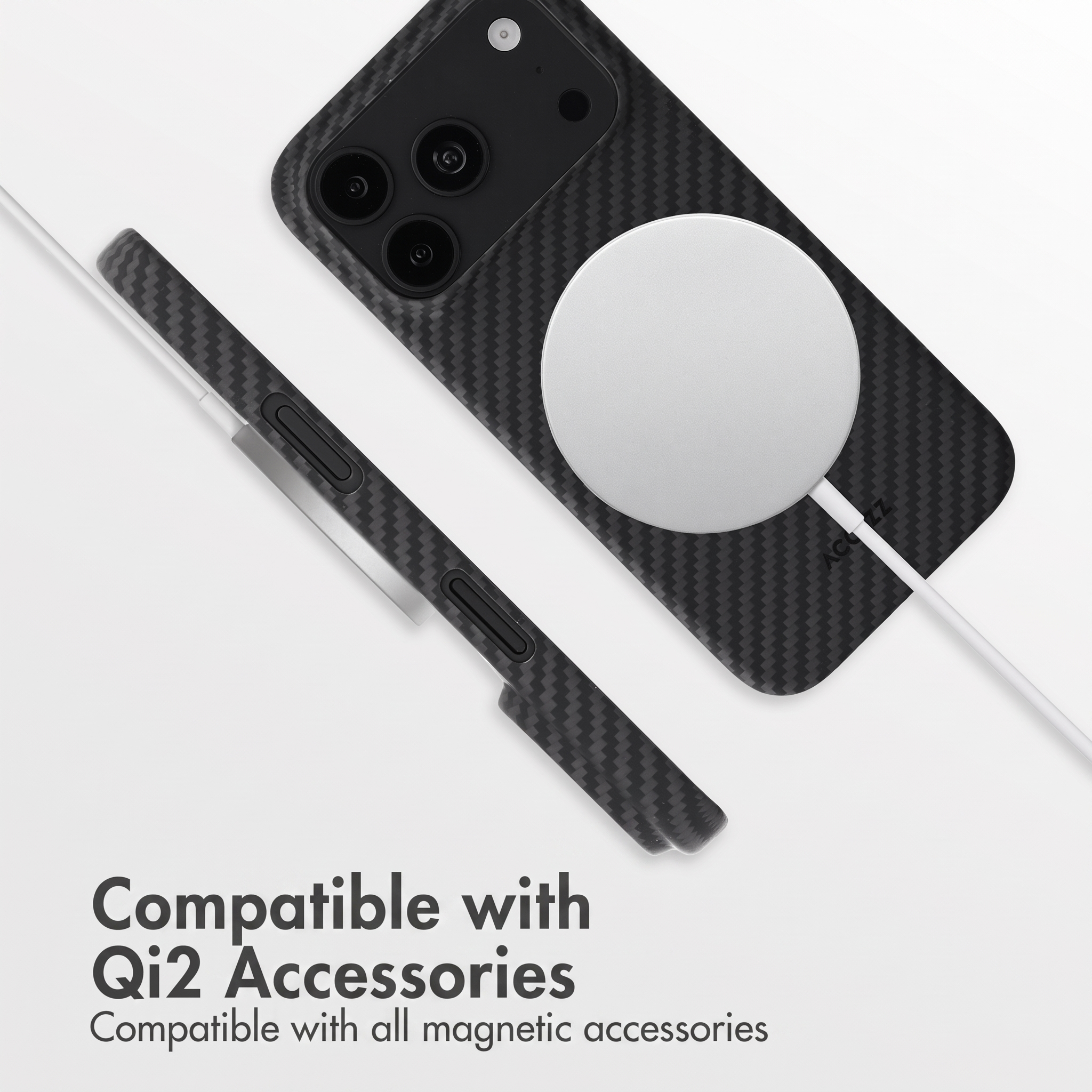 Coque de téléphone en carbone noir avec chargeur magnétique rond, vue de dos et de côté sur fond blanc.