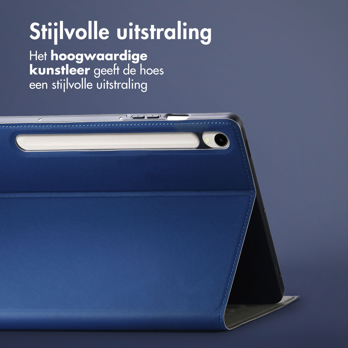 Blue leather tablet case with an integrated stylus holder on a dark blue background with Dutch text.