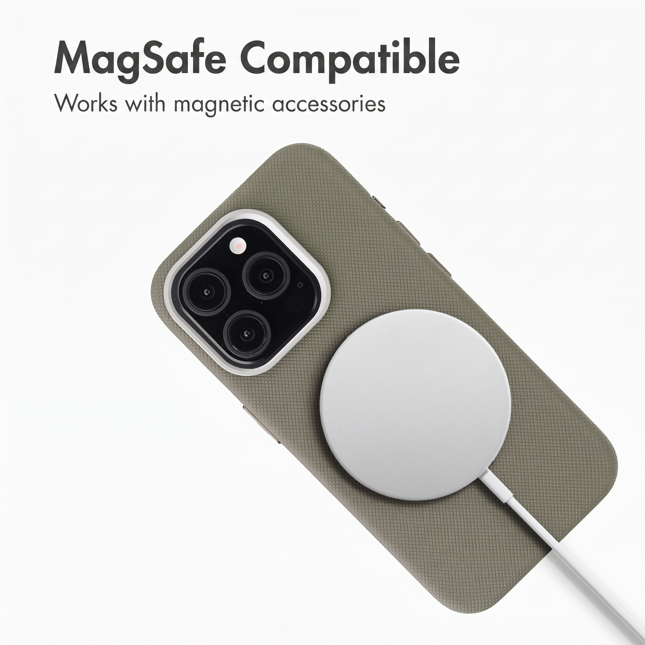 Ein graues Smartphone mit Hülle liegt auf weißem Grund, ein runder MagSafe-Lader haftet auf der Rückseite.