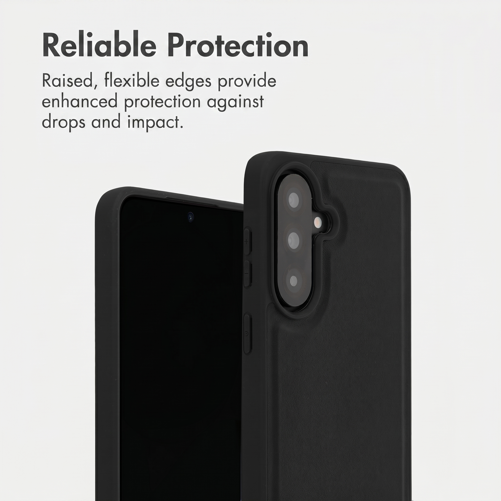 Ein Smartphone in einer schwarzen Schutzhülle zeigt das Display und die Kameraseite gegen einen hellen Hintergrund.