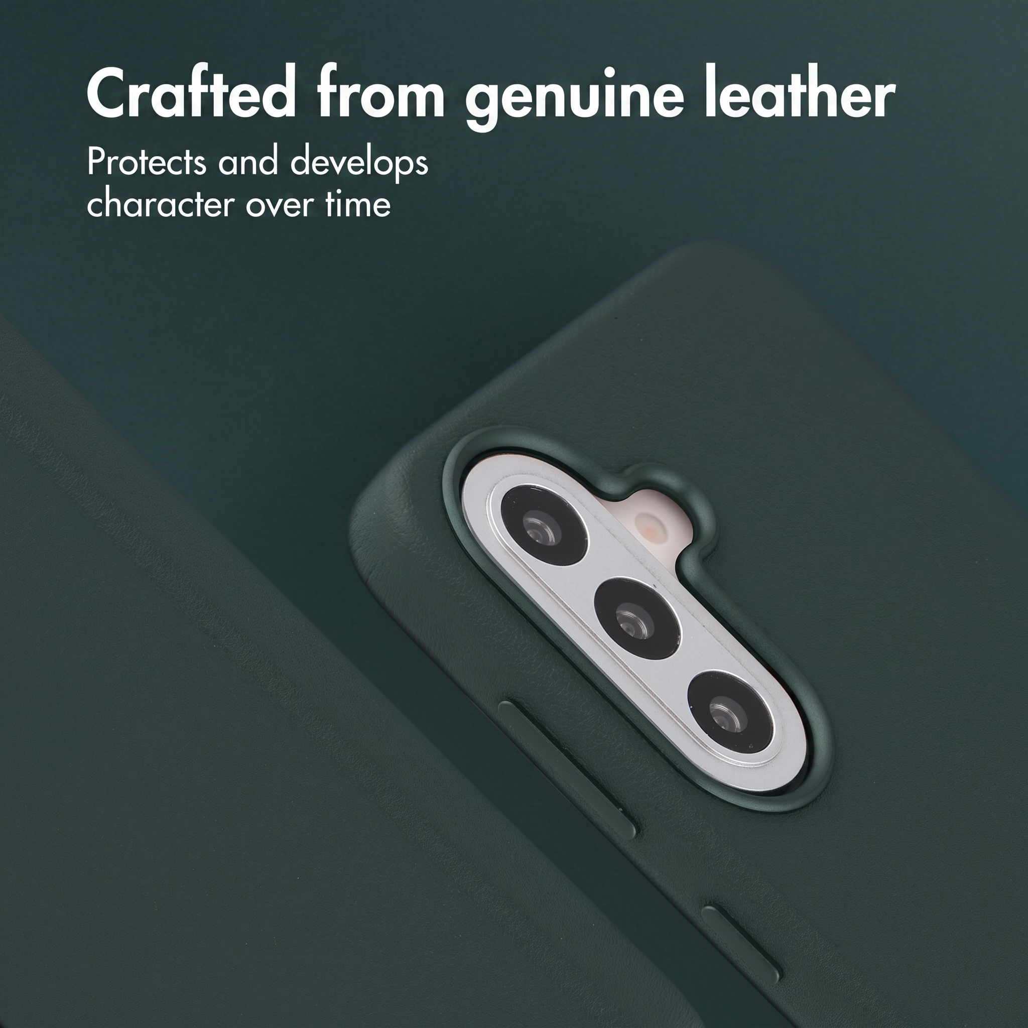Primer plano de una funda de cuero verde oscuro para smartphone con recorte para triple cámara y texto.
