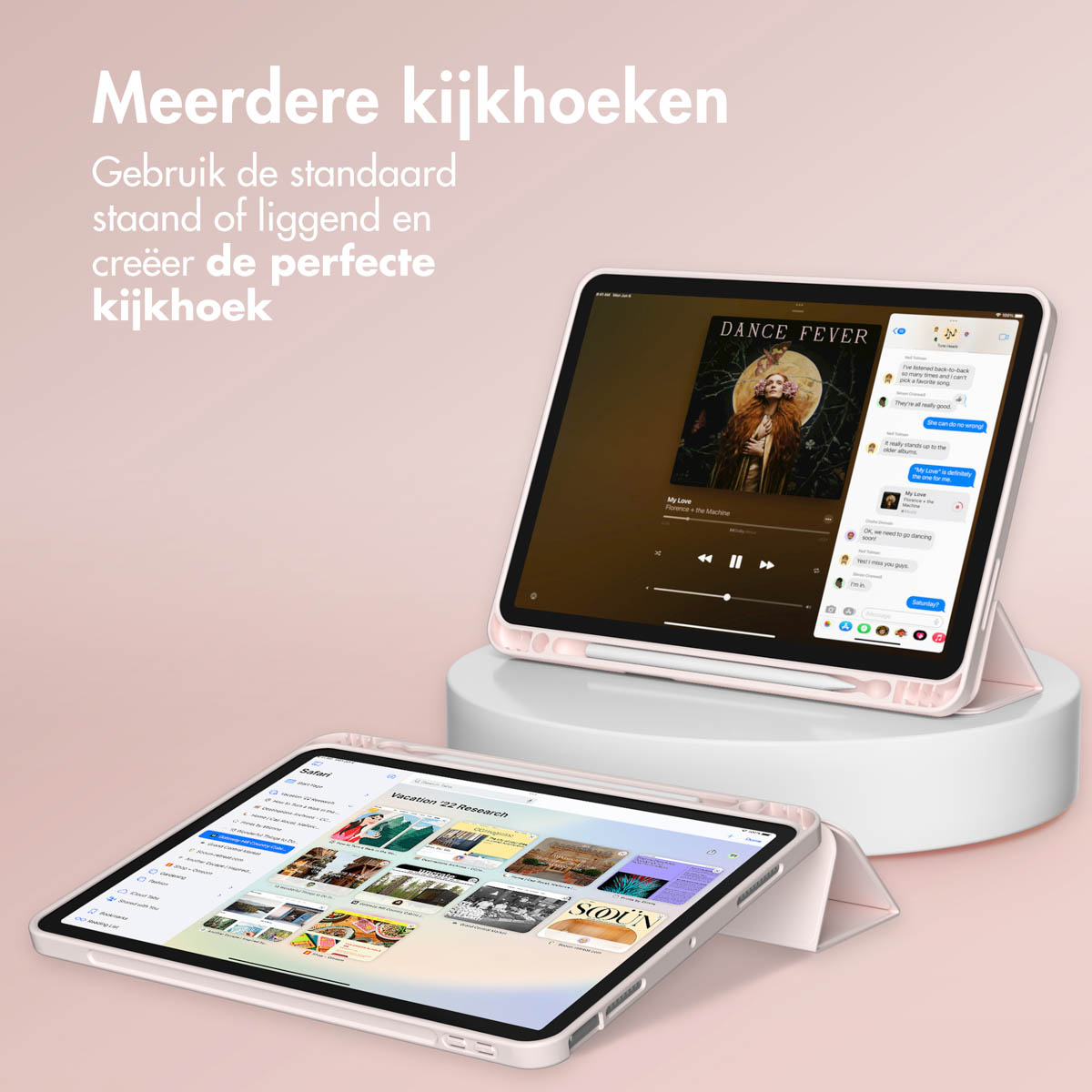 Twee roze tablets in hoesjes staan op een witte standaard, één rechtop en één liggend, tegen een roze achtergrond.