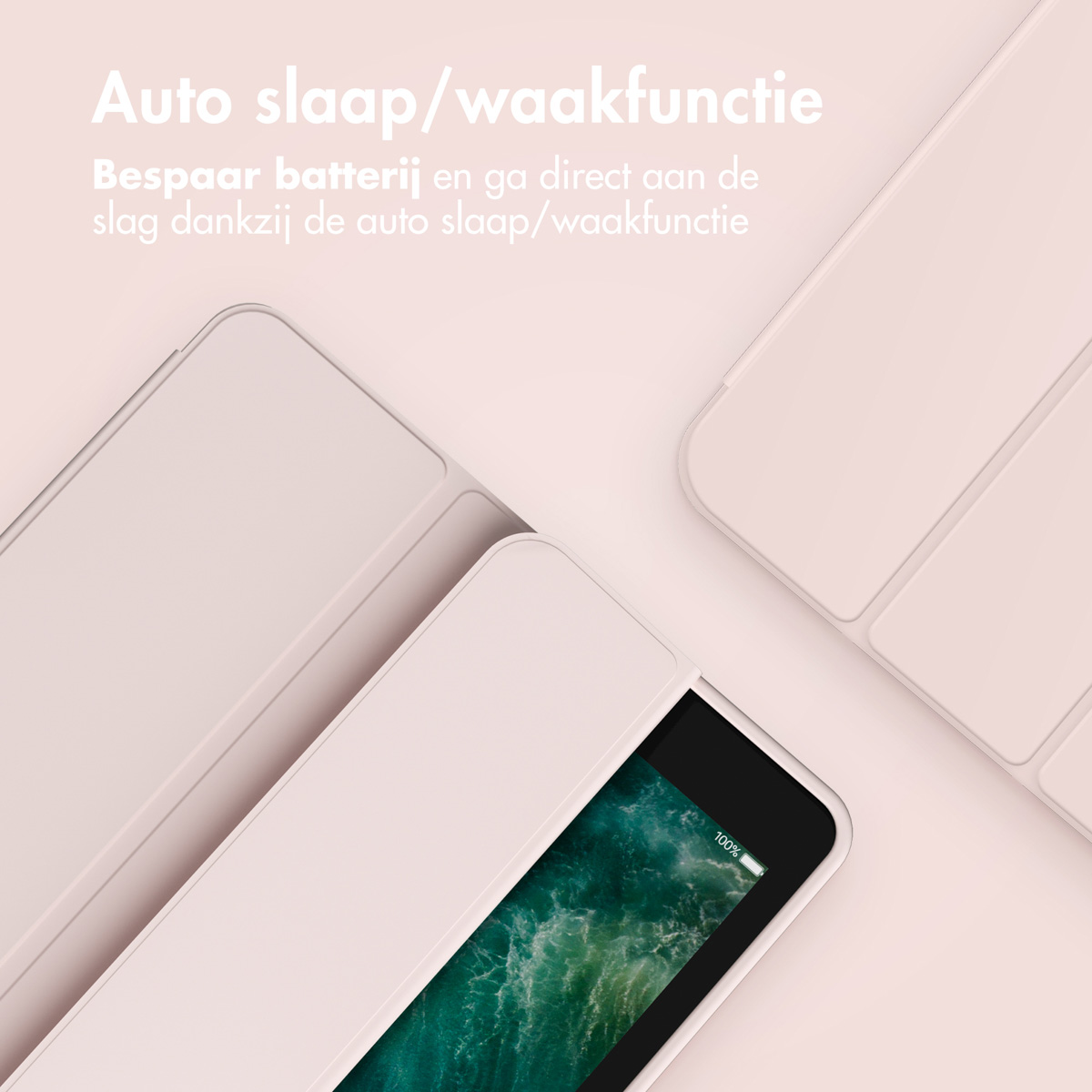 Een lichtroze tablethoes op een bijpassende achtergrond met Nederlandse tekst over de auto-slaapfunctie.