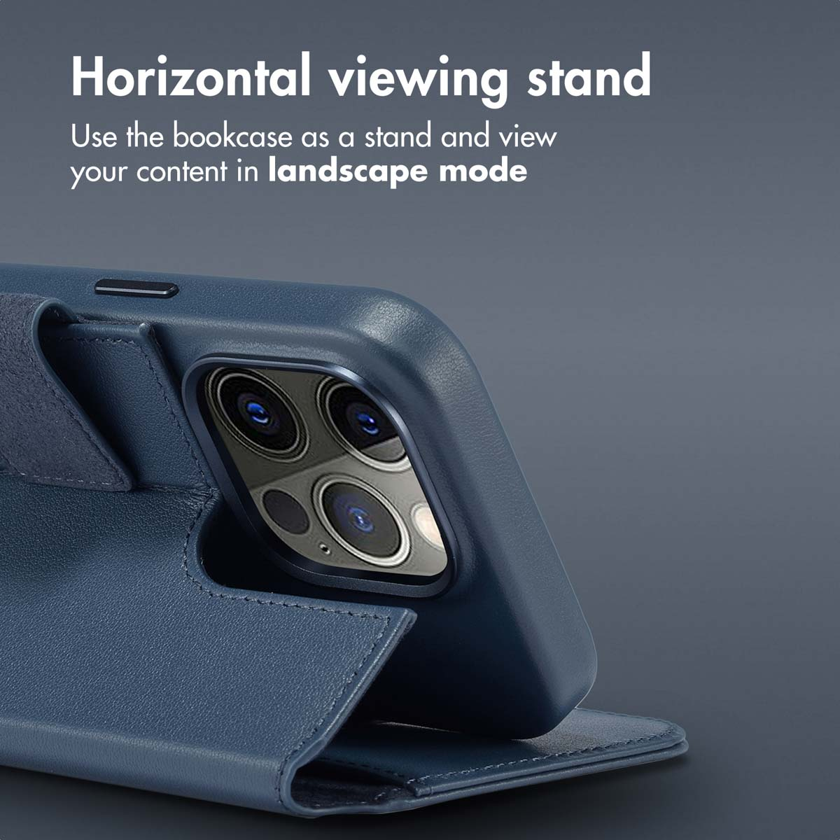 Un étui de téléphone en cuir bleu servant de support de visionnage horizontal avec du texte.