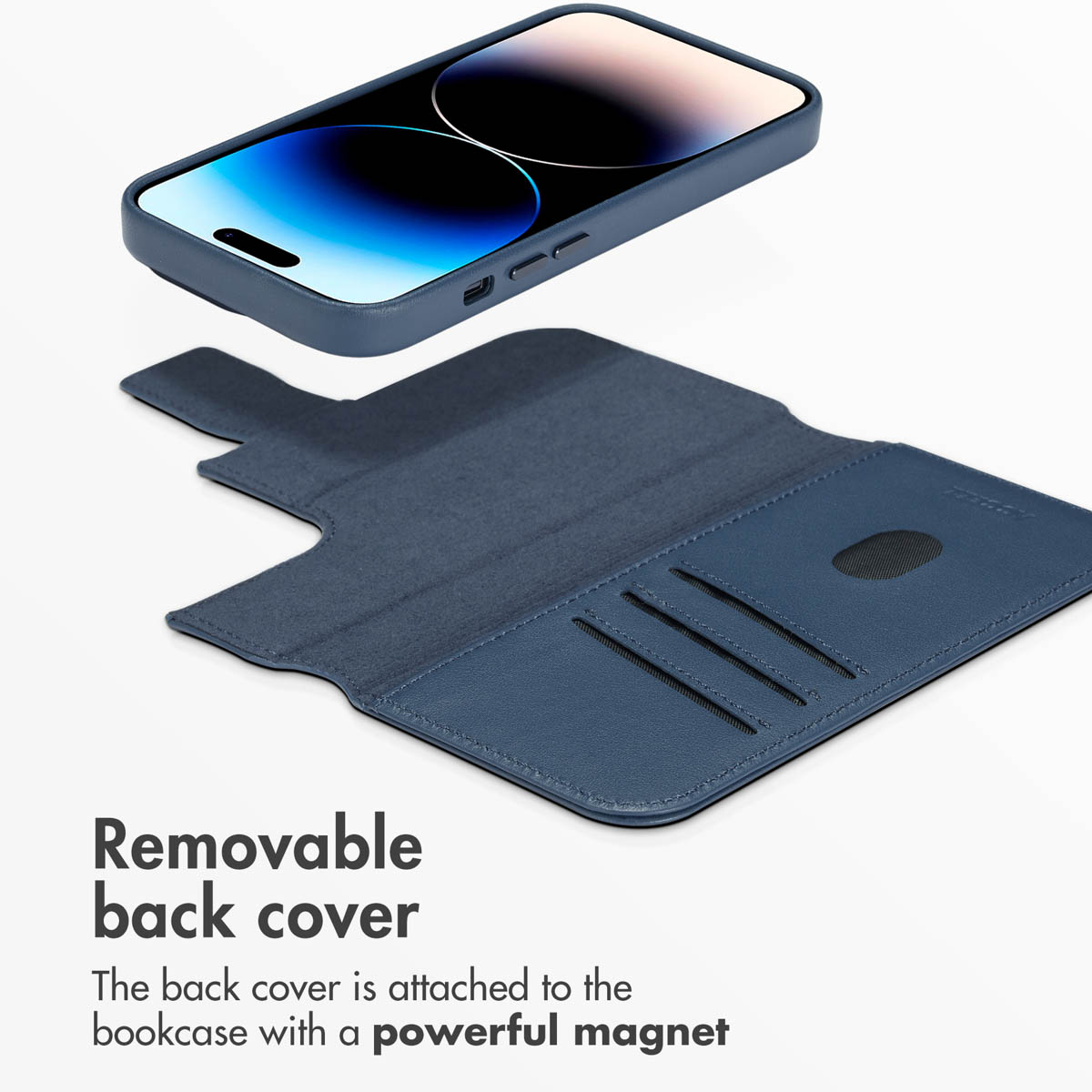 Un étui de téléphone en cuir bleu avec dos amovible et fentes pour cartes sur fond blanc.