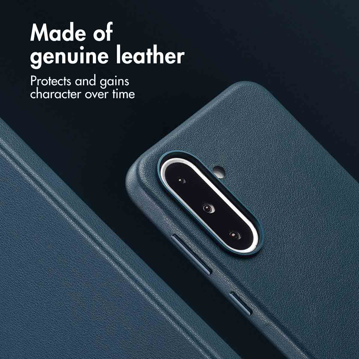 Fundá de cuero azul para celular con cámara y texto. Cuero genuino, gana carácter.