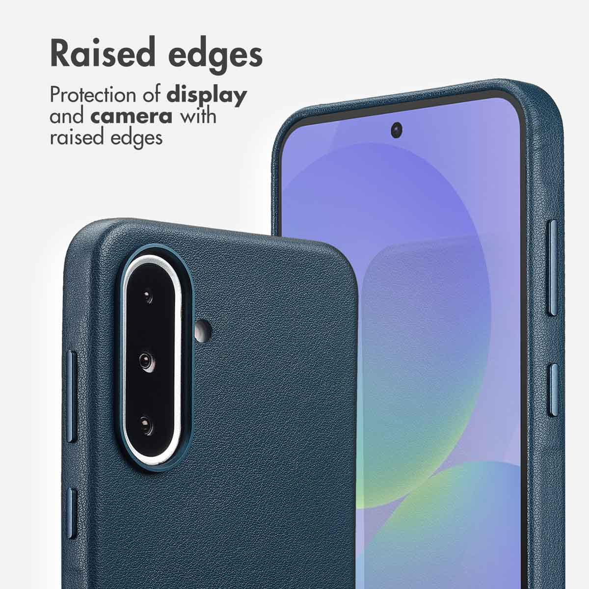 Funda de teléfono azul con bordes elevados para protección.