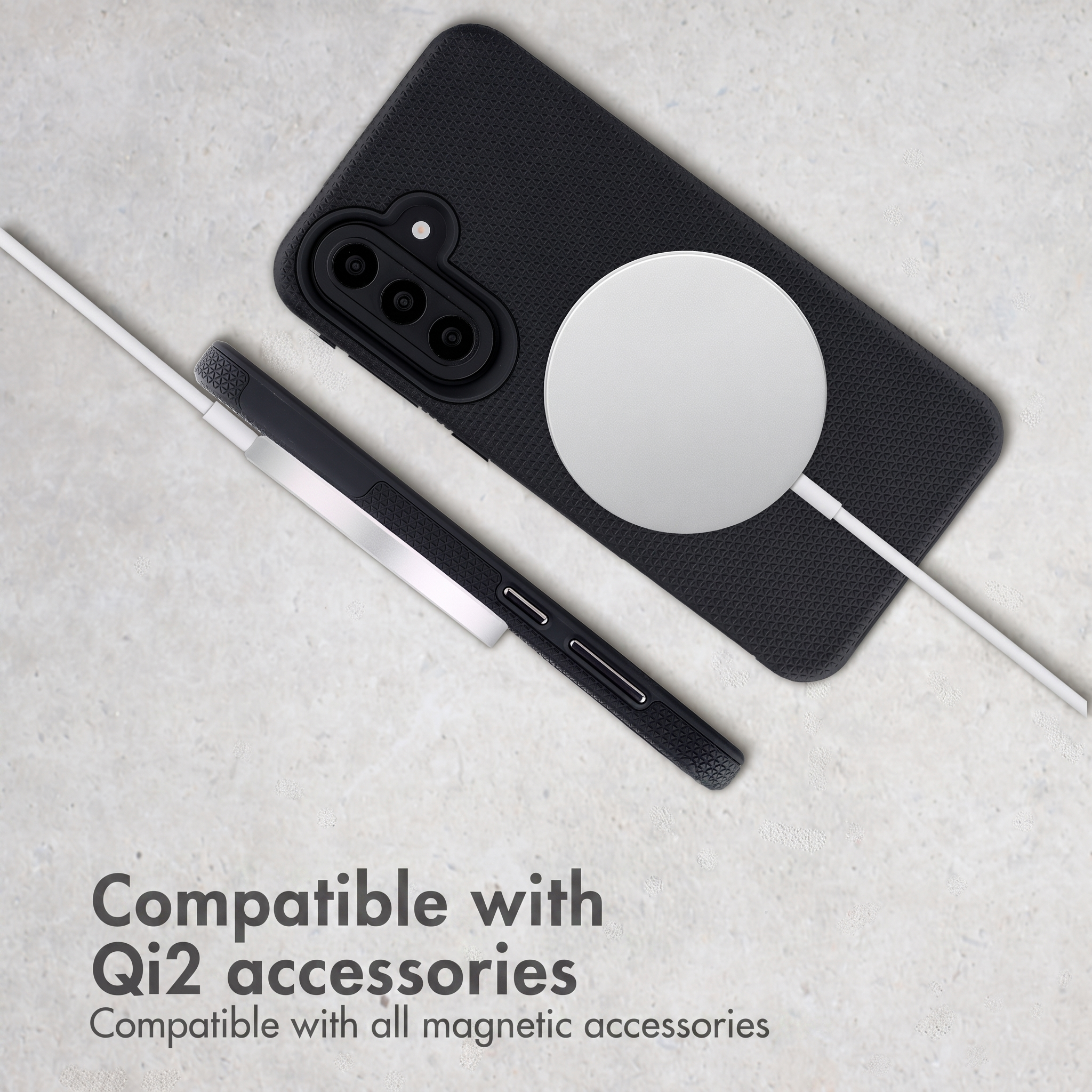 Coque de protection noire avec chargeur MagSafe blanc sur fond gris, compatible avec les accessoires Qi2.
