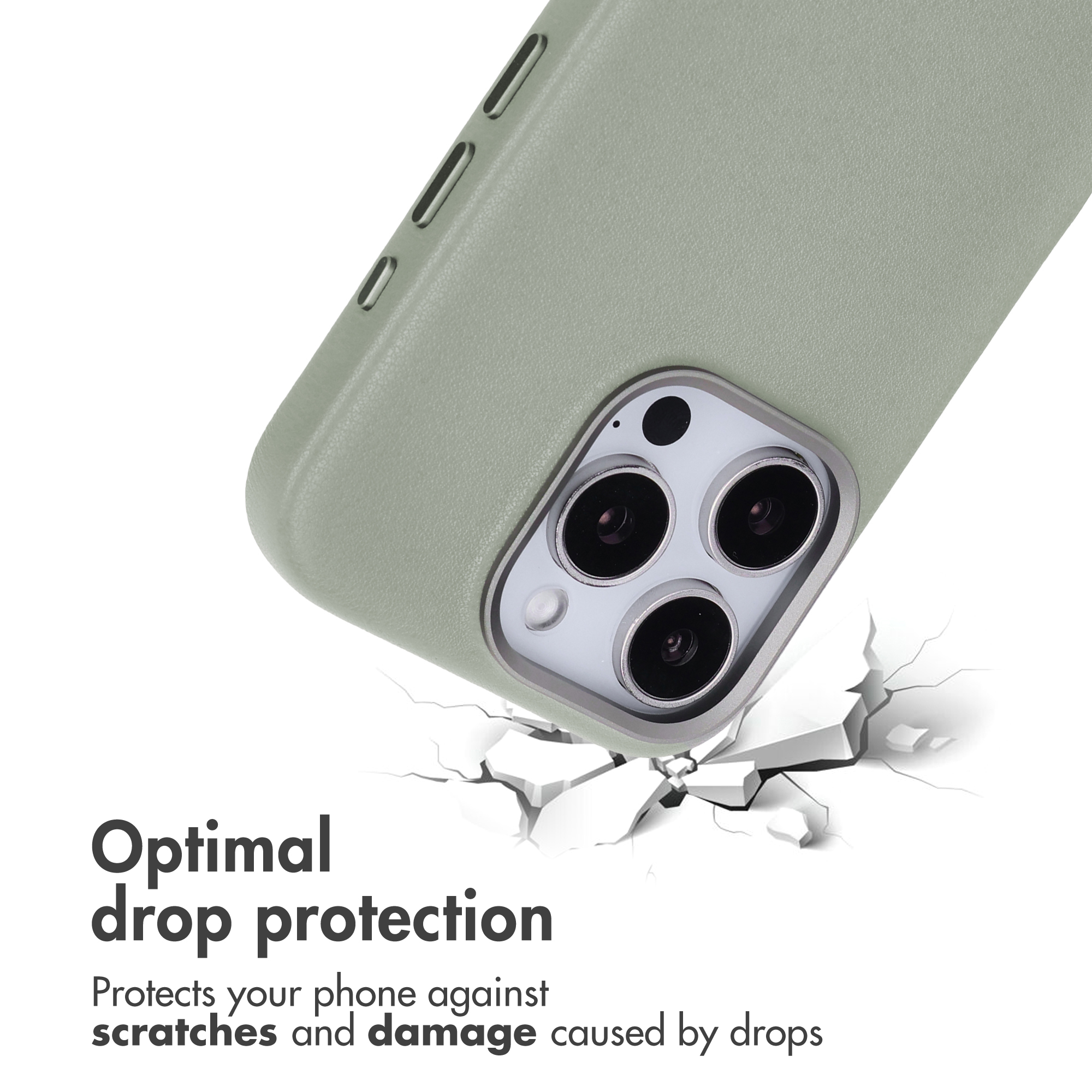 Une coque de téléphone vert sauge avec triple capteur photo, au-dessus d'un sol blanc craquelé.