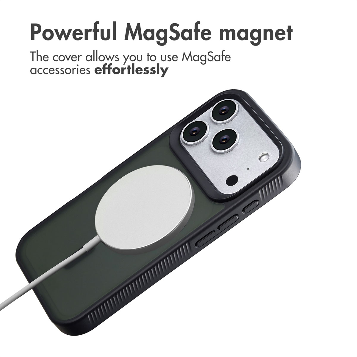 Smartphone en funda protectora con cargador MagSafe blanco en la parte trasera y texto arriba.