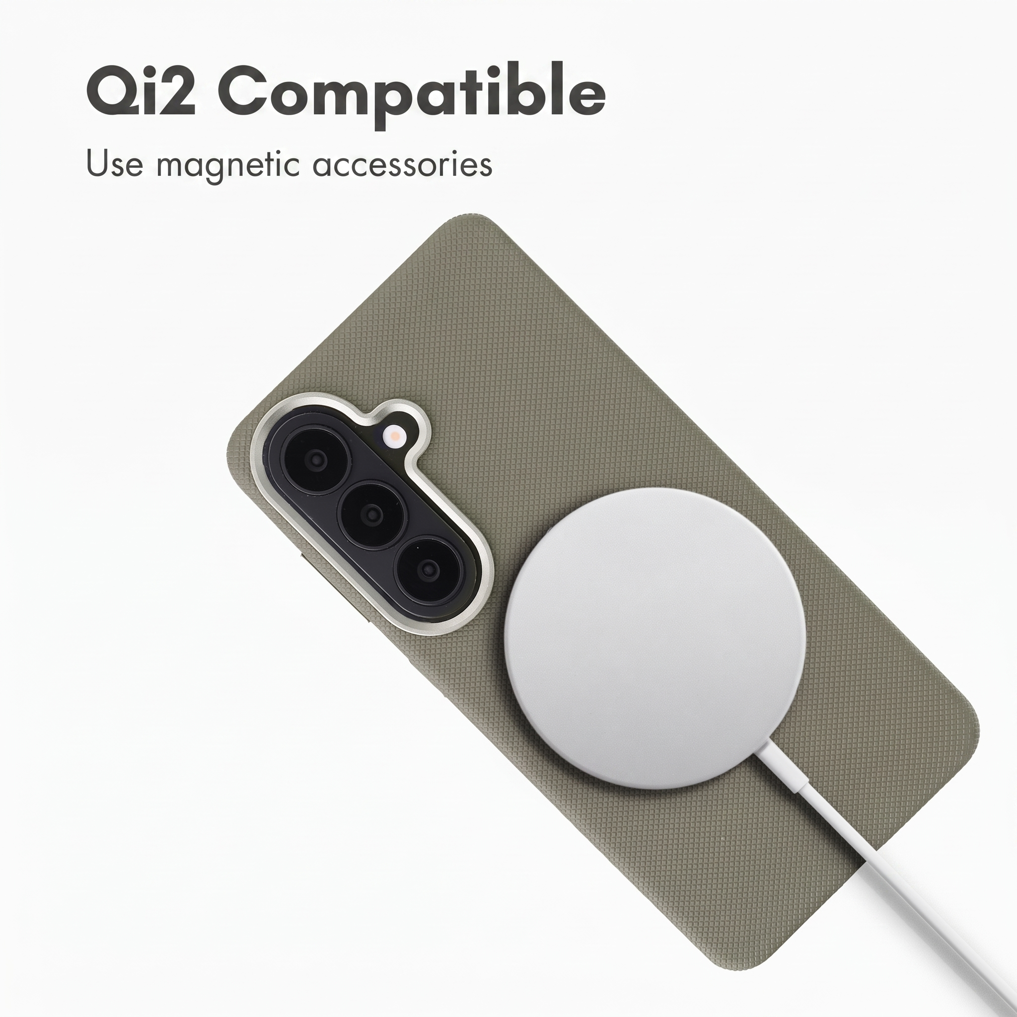 Uno smartphone in una cover verde con un caricatore magnetico rotondo sul retro su sfondo bianco.