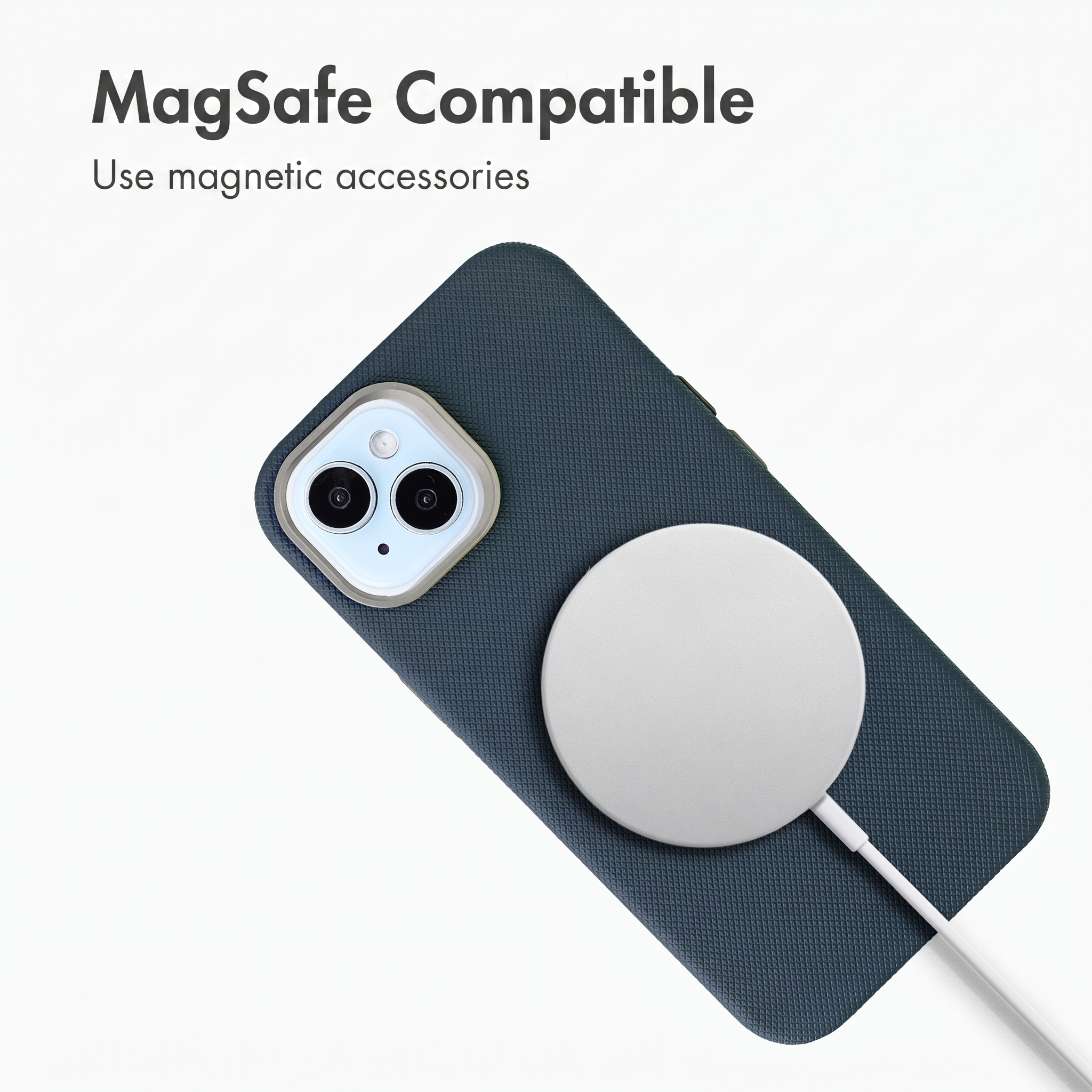 Een smartphone in blauw hoesje met MagSafe lader, tekst MagSafe Compatible.
