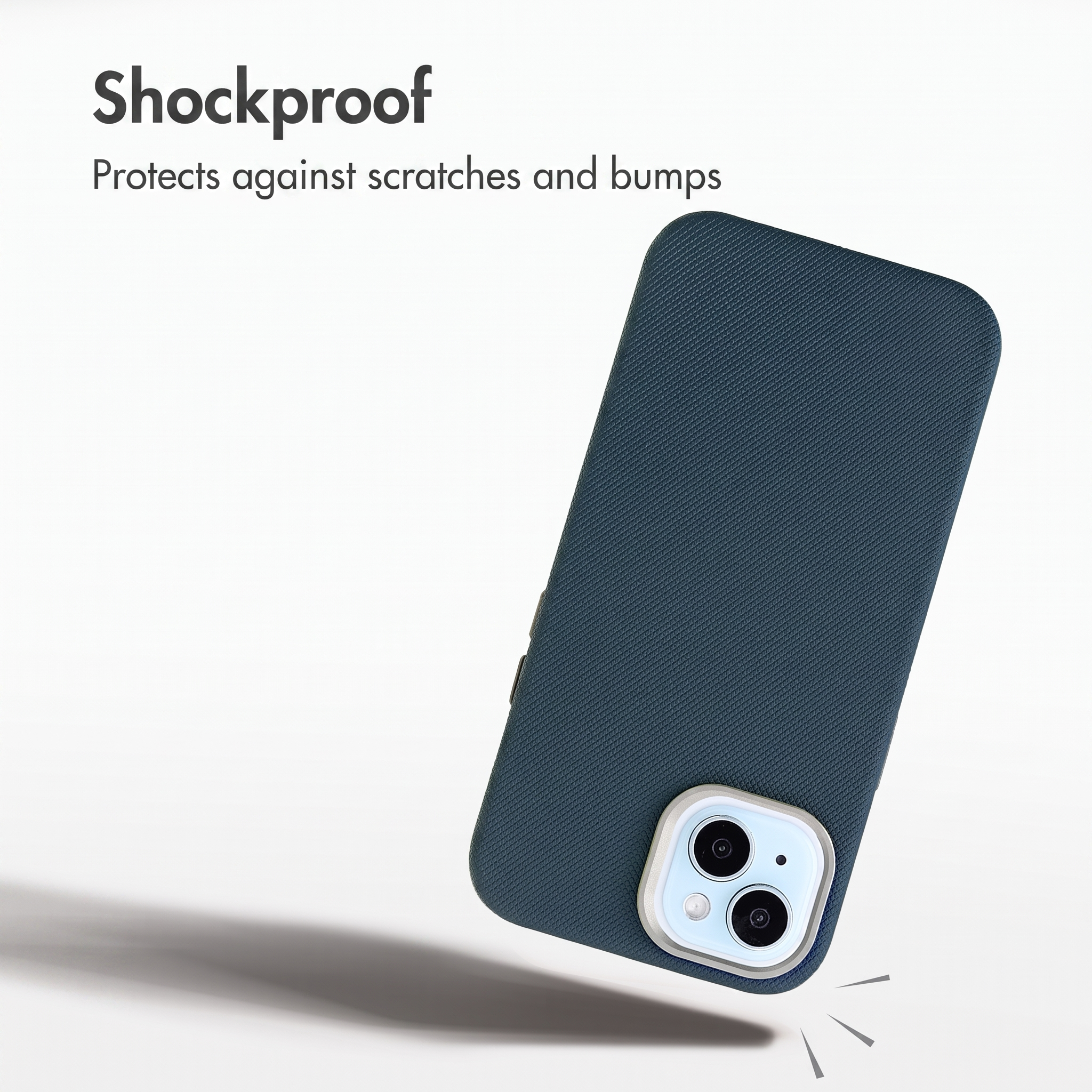 Getextureerd blauw telefoonhoesje met camera-uitsparing tegen een witte achtergrond.