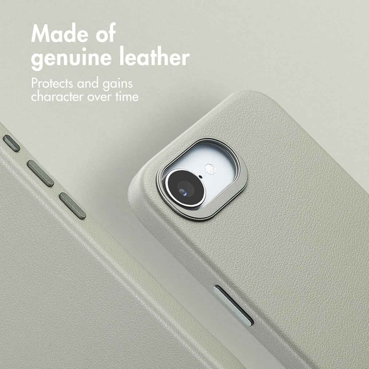 Una custodia per smartphone in pelle grigia con ritaglio per fotocamera e testo.