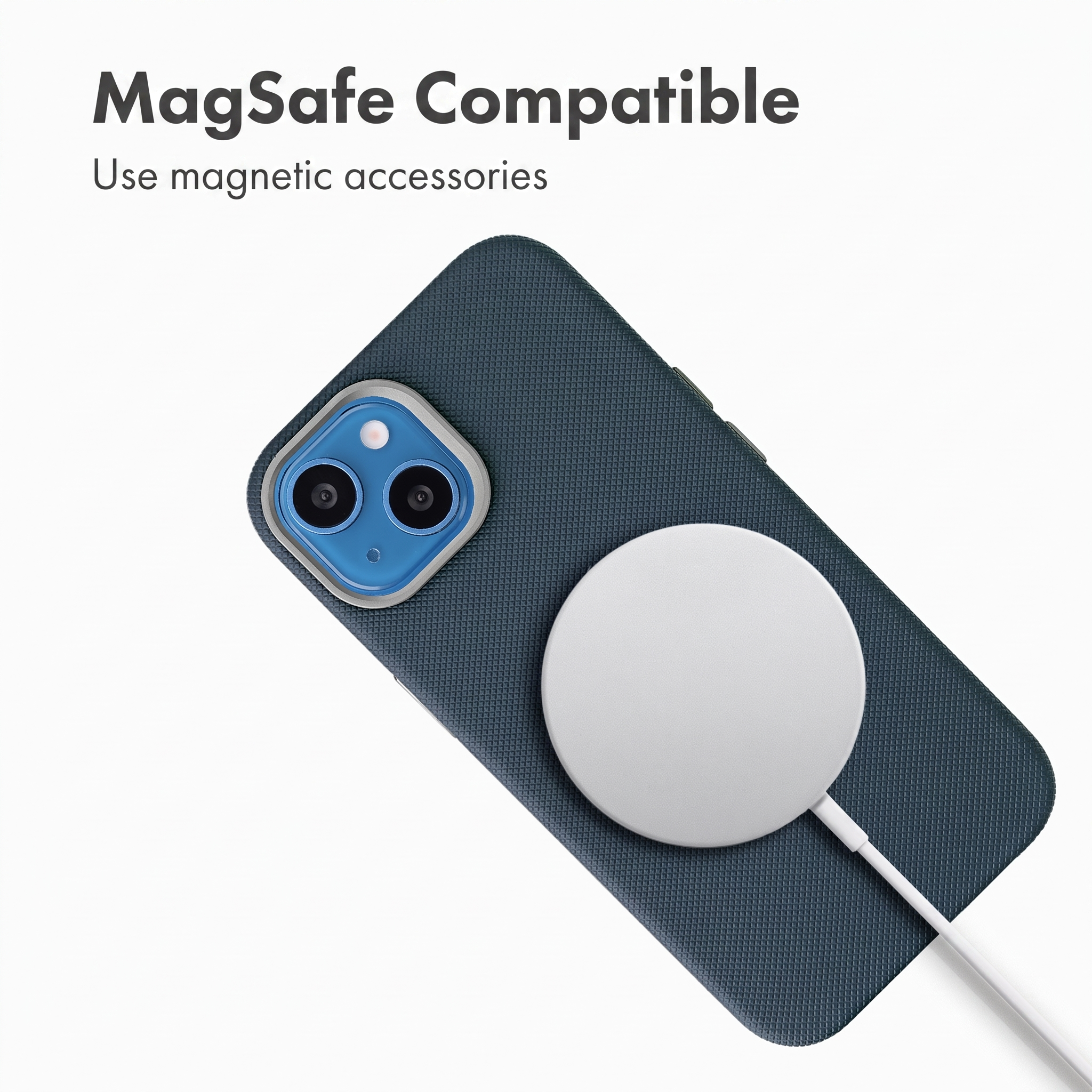 Uno smartphone blu in custodia con un caricabatterie MagSafe bianco.