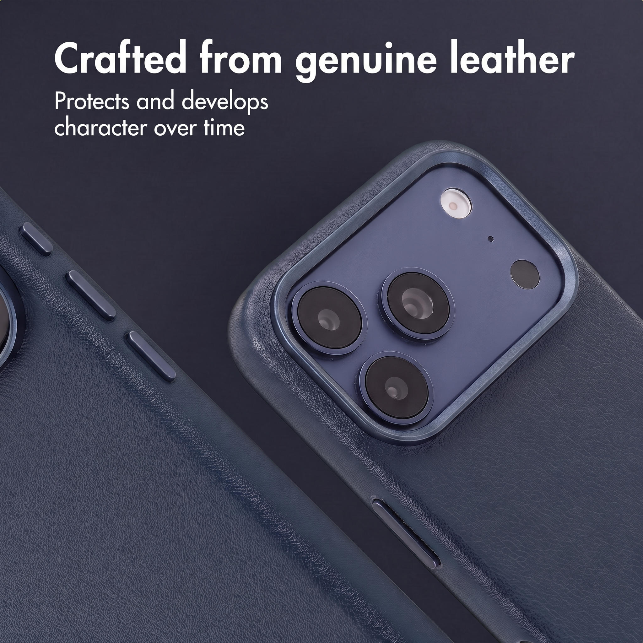 Una custodia per smartphone in pelle blu scuro mostra il modulo della fotocamera.