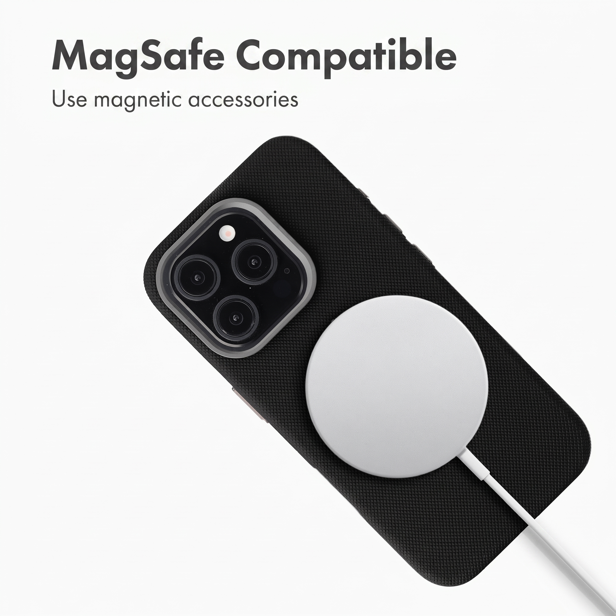 MagSafe-kompatible schwarze Handyhülle mit magnetischem Ladegerät auf weißem Grund.