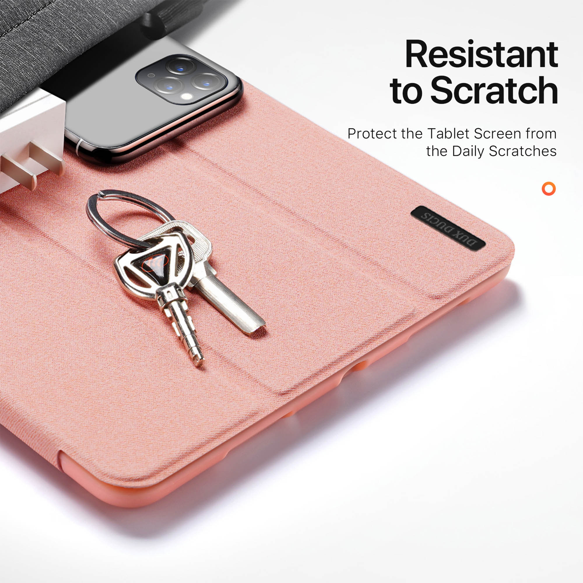 Custodia per tablet rosa con chiavi, uno smartphone e testo su sfondo bianco.