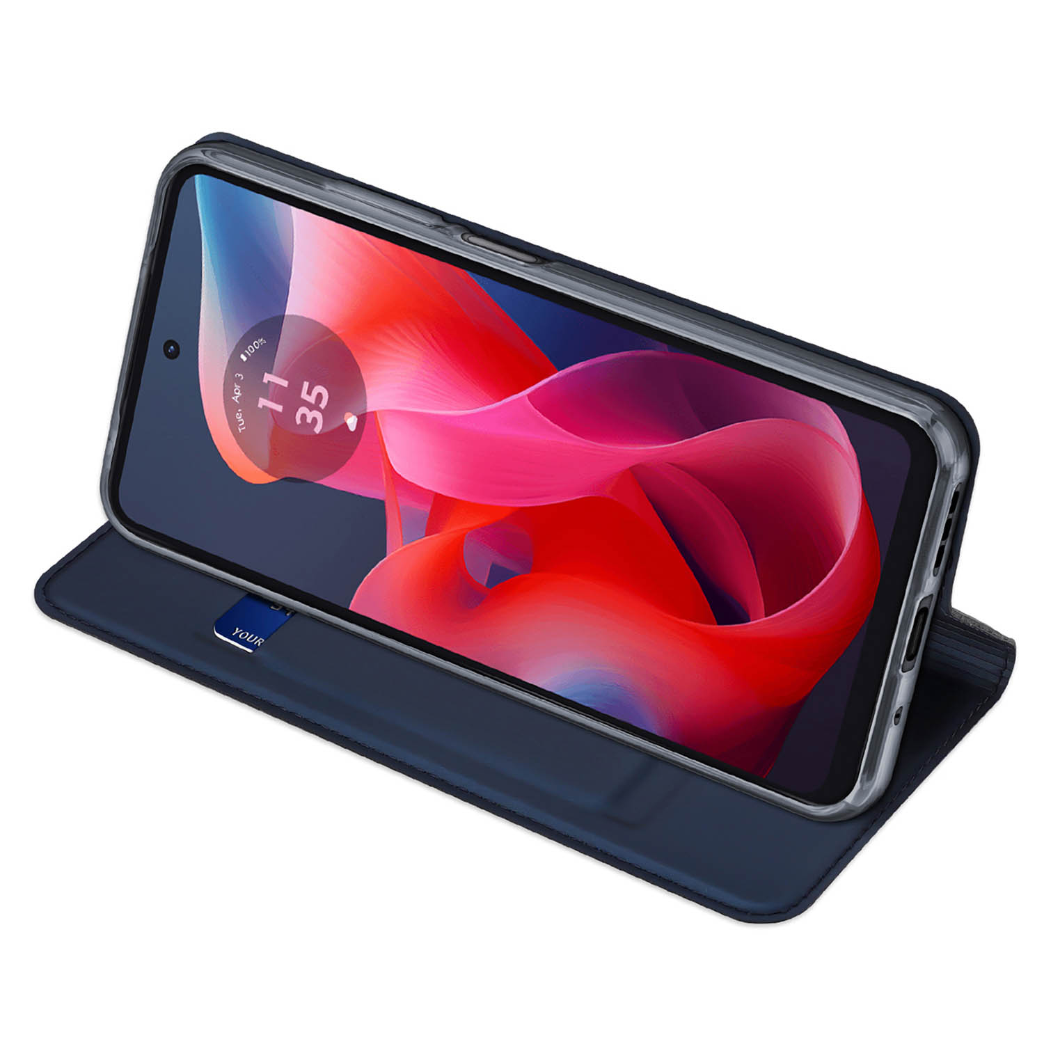 Uno smartphone con sfondo astratto rosso e blu si trova in una custodia a portafoglio in pelle blu.