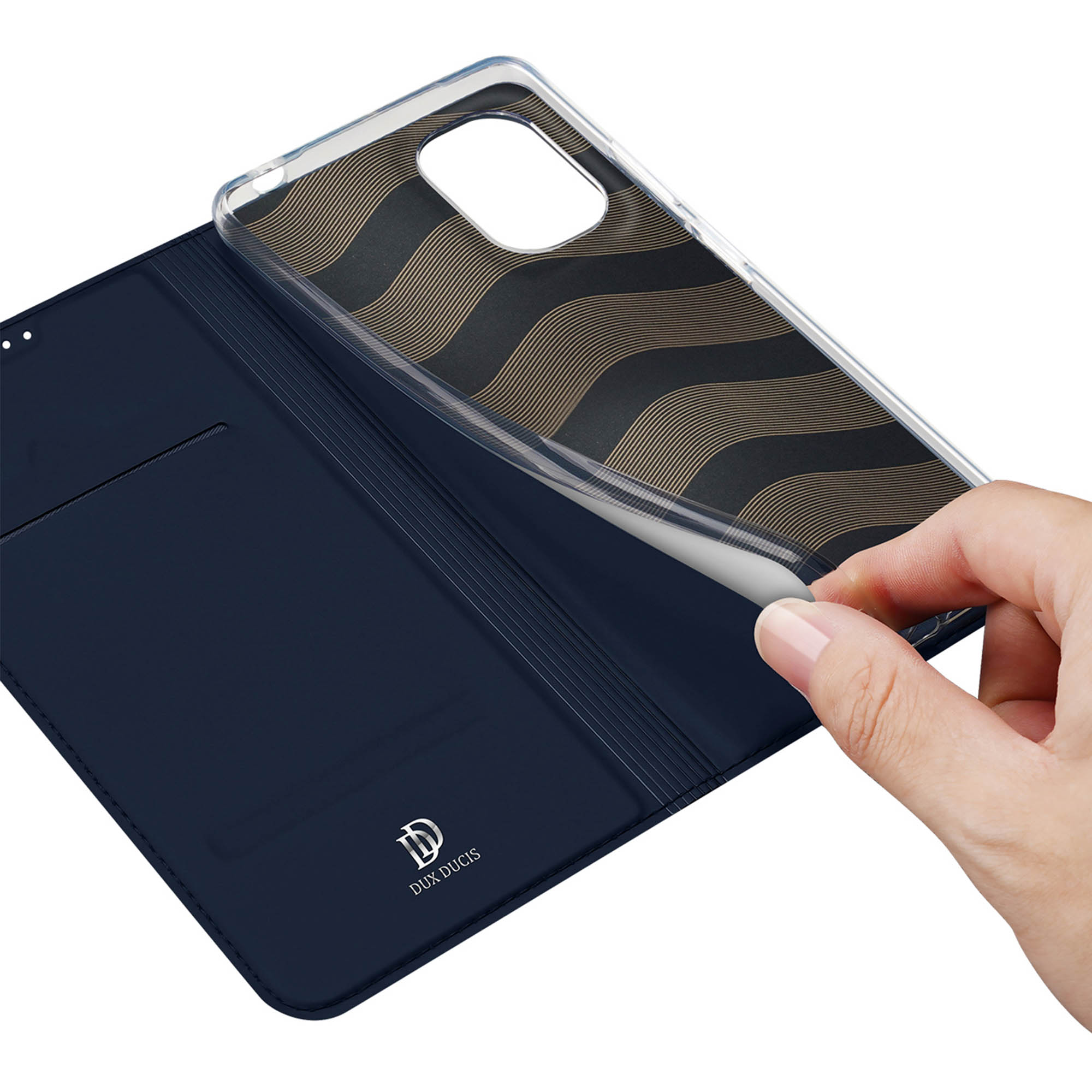 Una mano piega una custodia per cellulare blu con motivo a onde dorate.