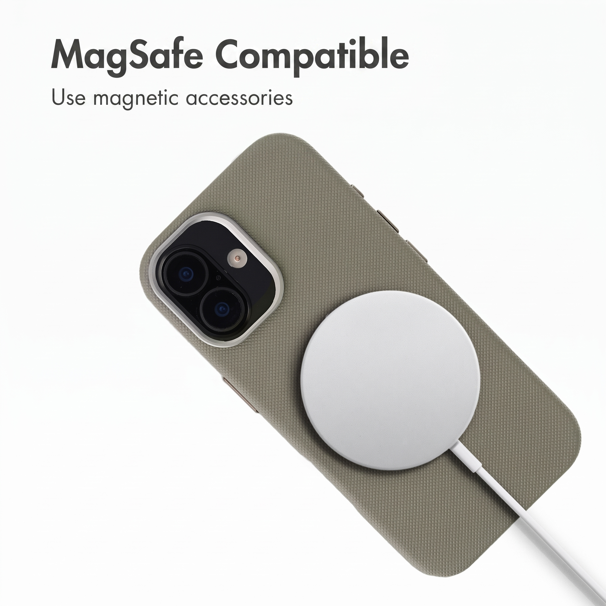 Uno smartphone in cover verde testurizzata con caricatore MagSafe.