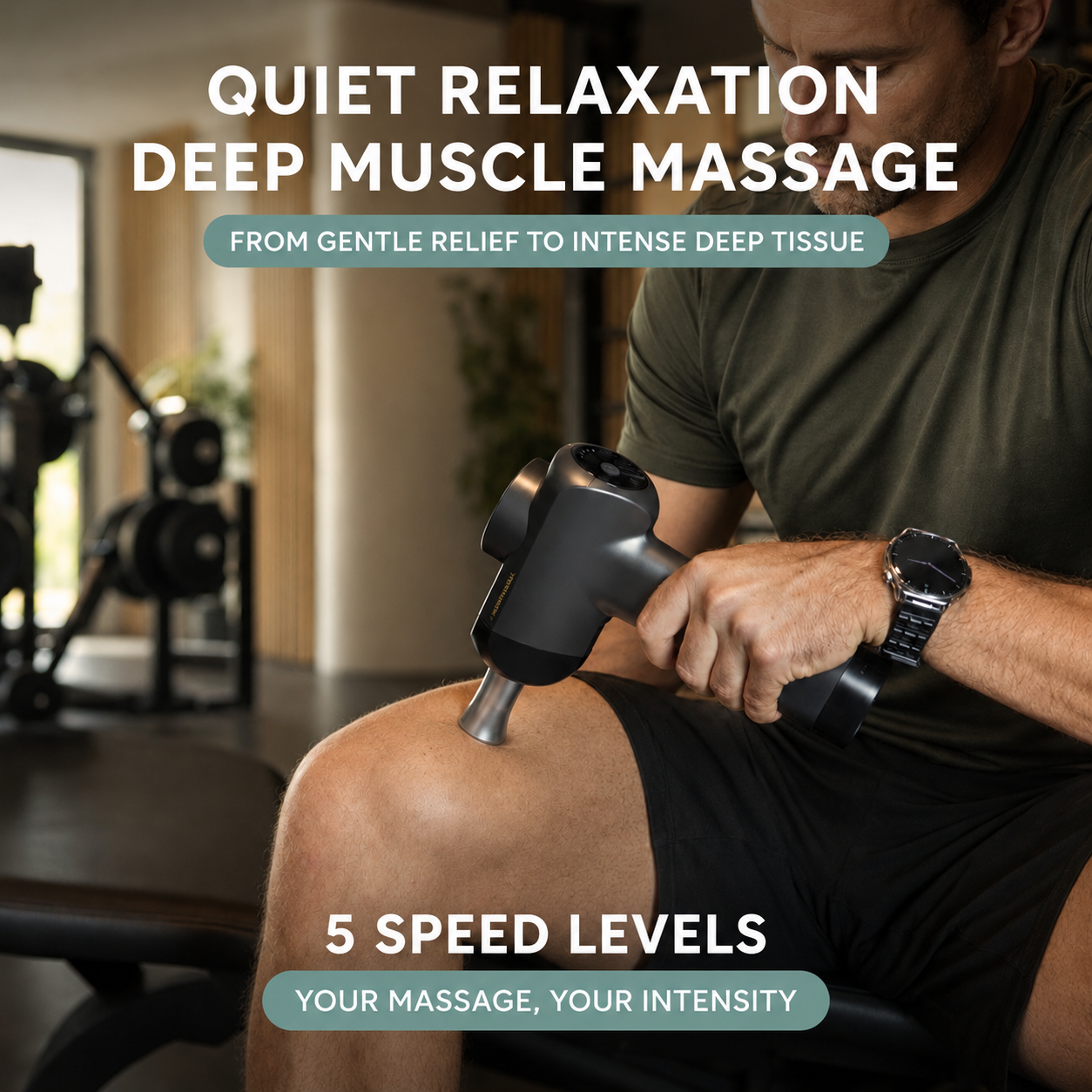 Ein Mann nutzt ein Massagegerät an seinem Knie in einem Fitnessstudio.
