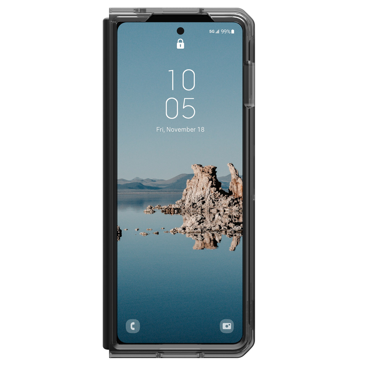 Smartfon w przezroczystym etui wyświetla ekran blokady z tapetą krajobrazową, godziną i datą.