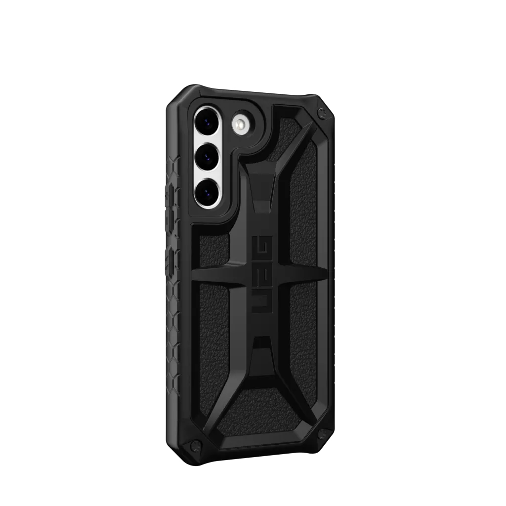 Una funda de móvil negra y resistente con parte trasera texturizada, esquinas reforzadas y recorte de cámara triple vertical.