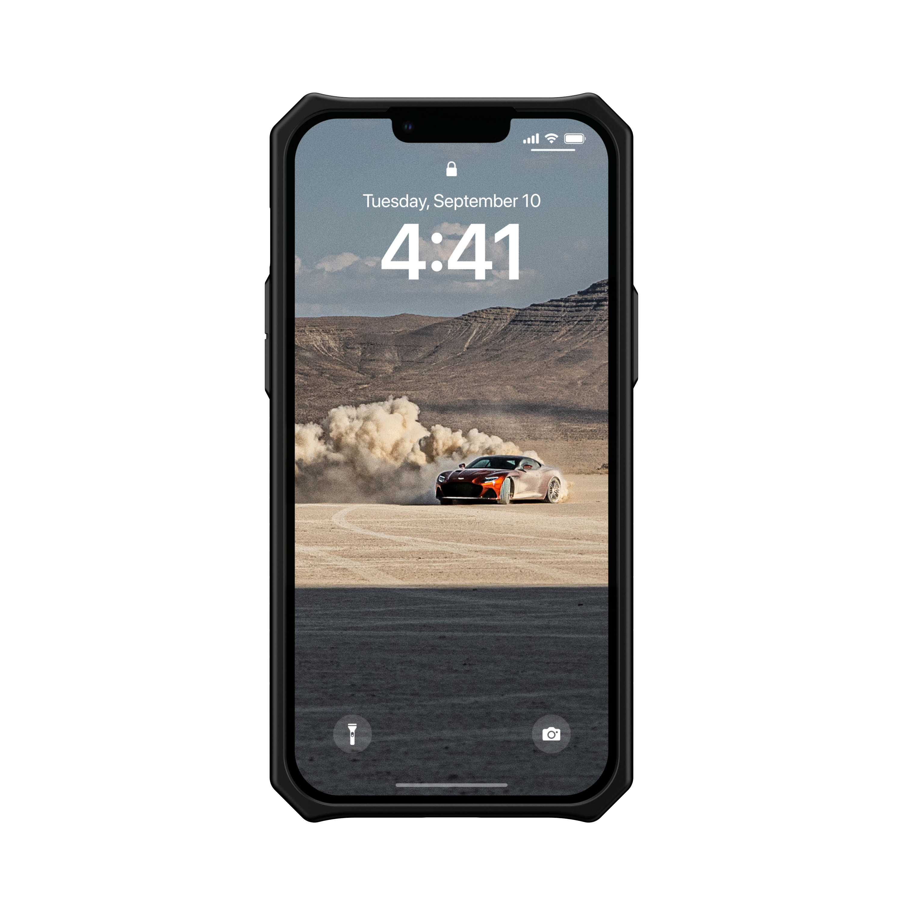Smartphone in custodia robusta mostra la schermata di blocco con auto nel deserto.