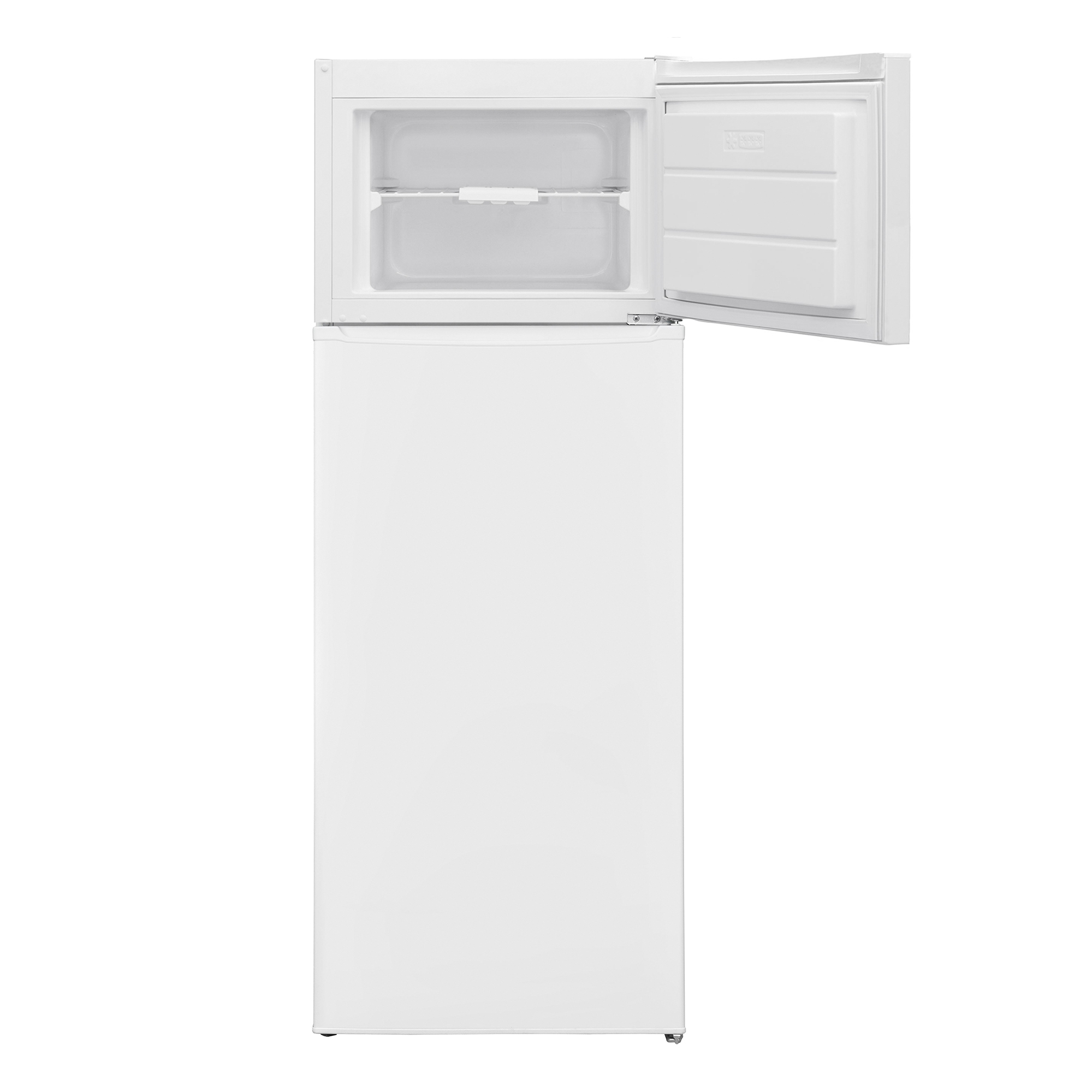 Un refrigerador blanco de dos puertas con la puerta del congelador abierta sobre fondo blanco.