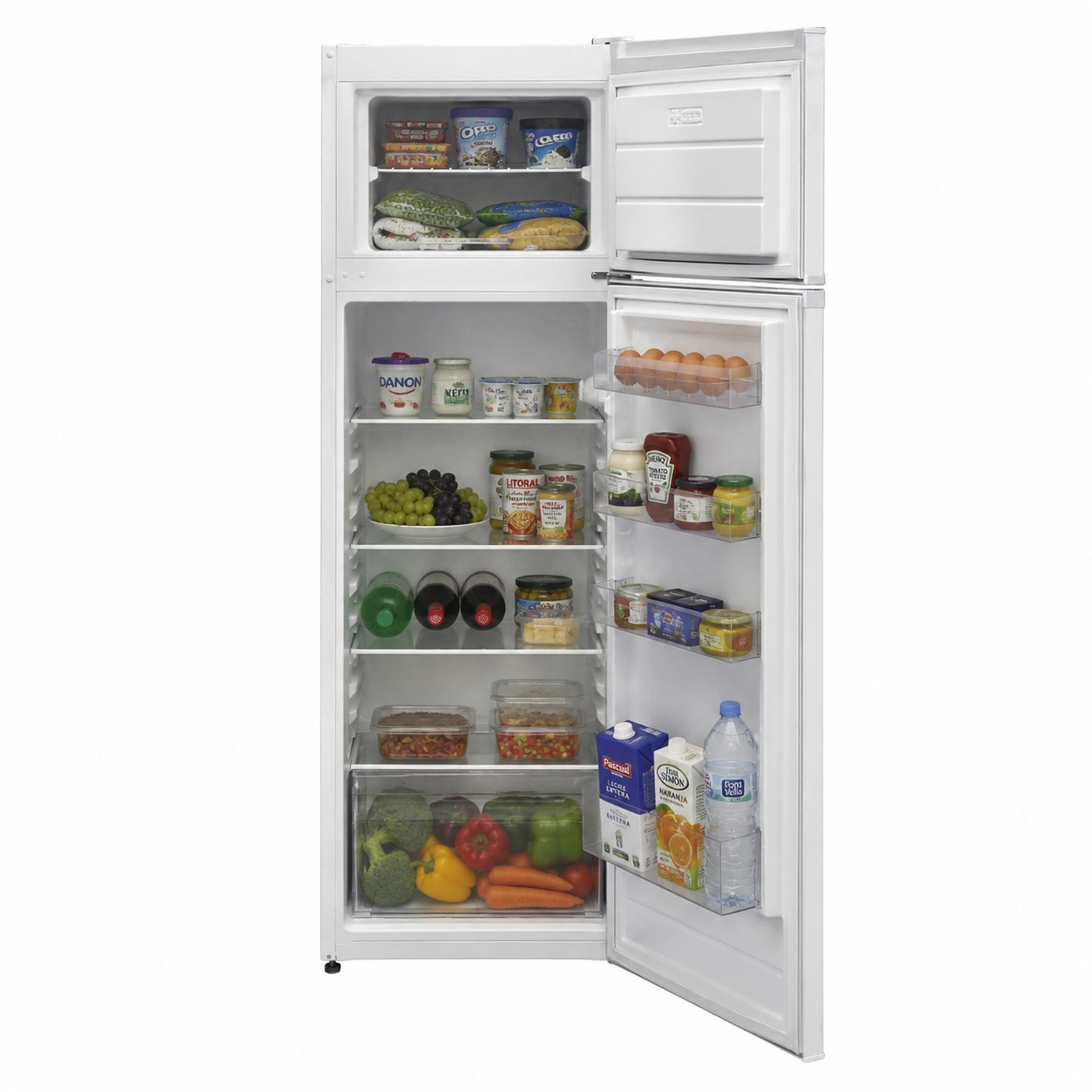 Un refrigerador blanco abierto lleno de alimentos en estantes y compartimentos.