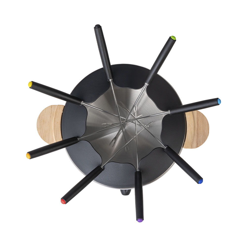 Ein Fondue-Set von oben mit silbernem Topf, schwarzen Griffen und bunten Spießen.
