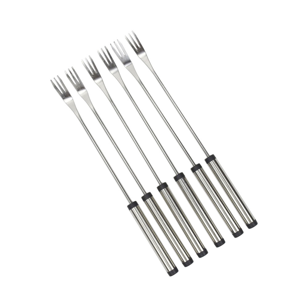Sechs Edelstahl-Fonduegabeln mit Metallgriffen, diagonal auf weißem Hintergrund angeordnet.