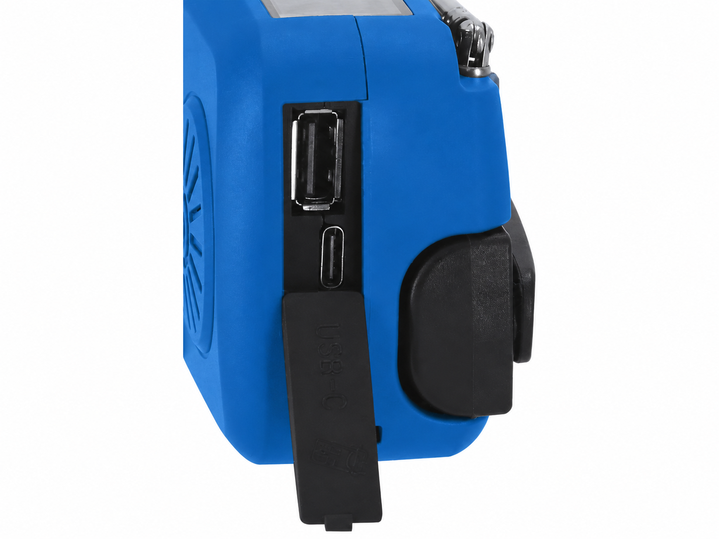 Primer plano de un dispositivo azul con puertos USB y USB-C y tapa de goma abierta, sobre fondo blanco.