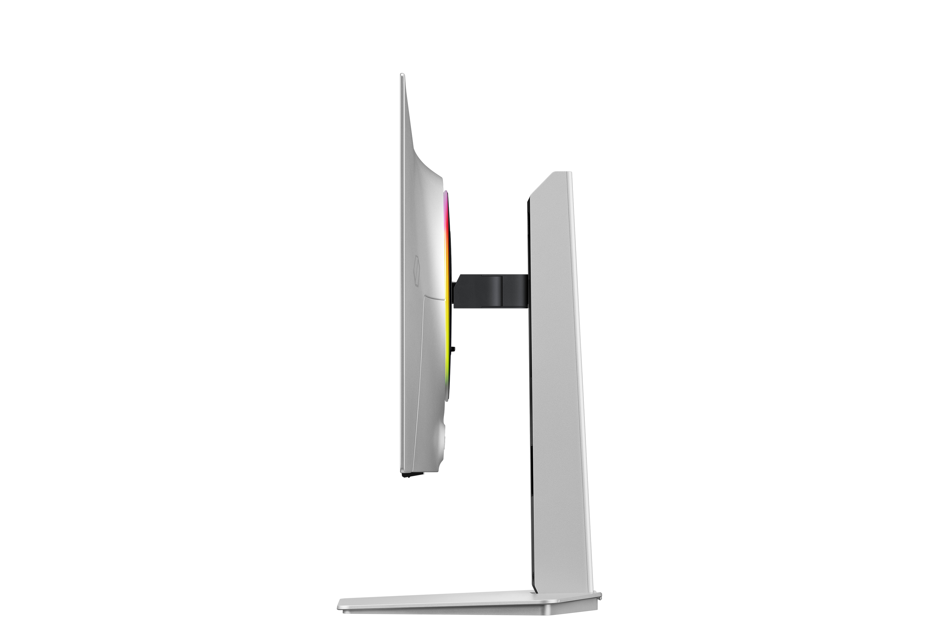 Vista laterale di un monitor argentato su supporto, che mostra il profilo sottile e un anello RGB luminoso.
