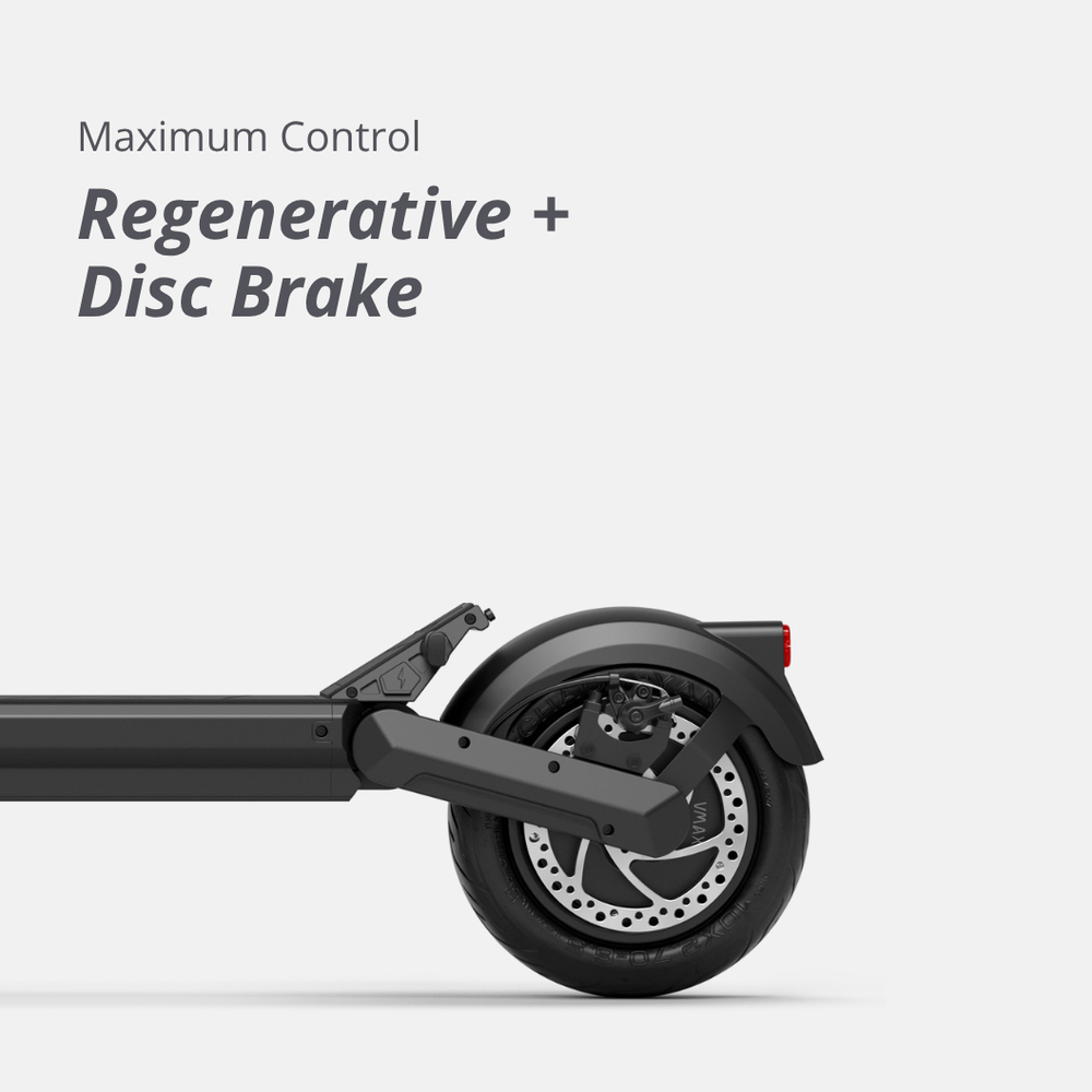Gros plan sur la roue arrière d'une trottinette électrique avec frein à disque, garde-boue et texte.