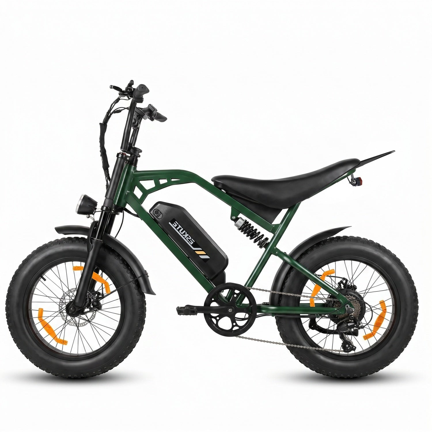 Una bici elettrica verde scuro con sella nera, batteria e sospensioni su sfondo bianco.