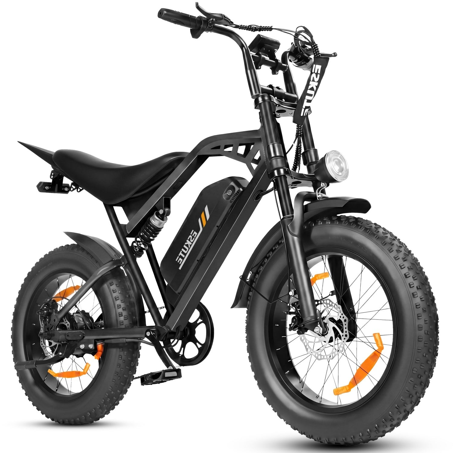 Una bici elettrica nera con pneumatici larghi, batteria sul telaio e sospensioni su sfondo bianco.