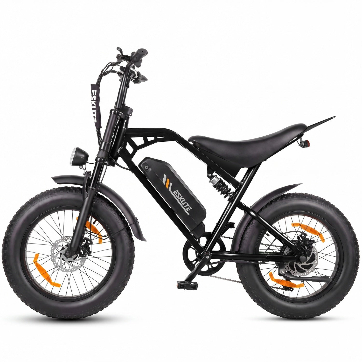 Una bici elettrica Eskute nera con pneumatici larghi, batteria sul telaio e sospensioni su sfondo bianco.