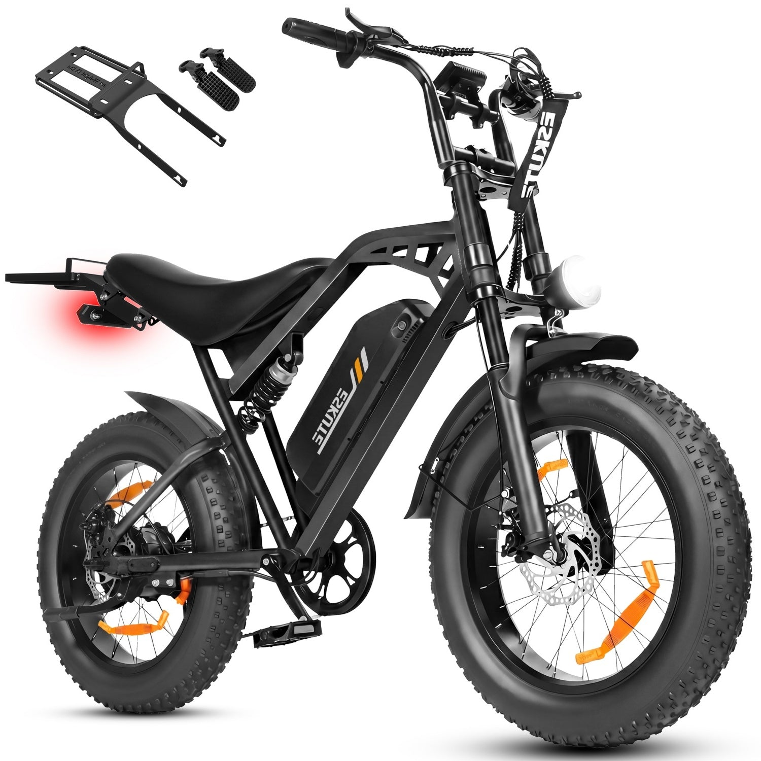 Una e-bike nera con pneumatici larghi, batteria sul telaio, sospensioni, luci e accessori.