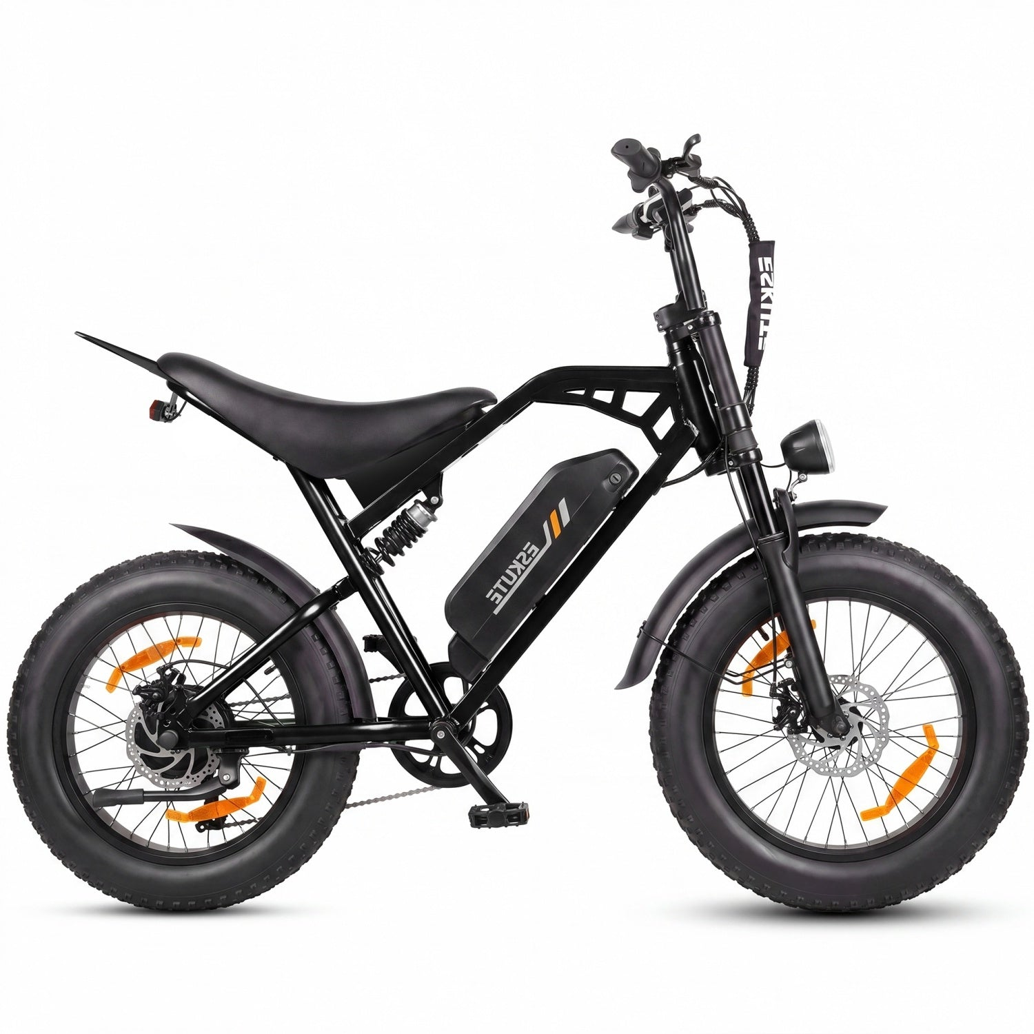 Una bici elettrica nera a ruote grasse con batteria sul telaio e sospensioni su sfondo bianco.