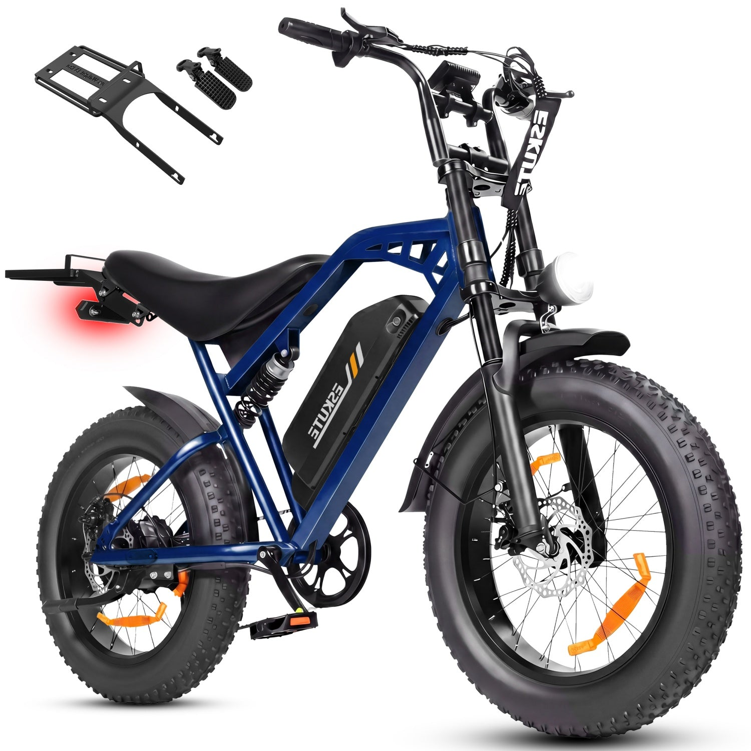 Una e-bike blu con pneumatici larghi, manubrio ampio e batteria sul telaio si trova su sfondo bianco.