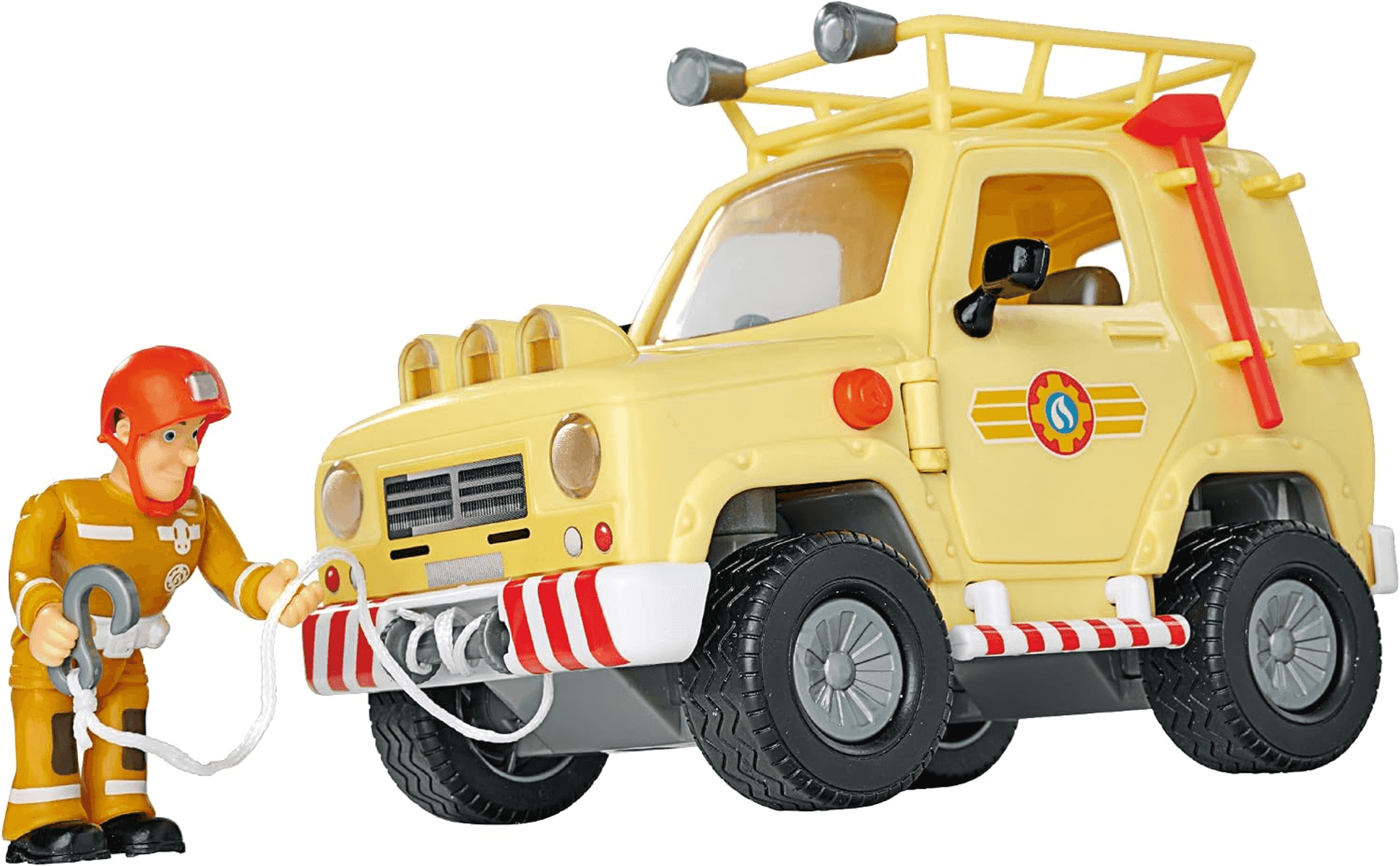 Bombero con equipo amarillo sostiene una cuerda de un vehículo todoterreno de juguete.
