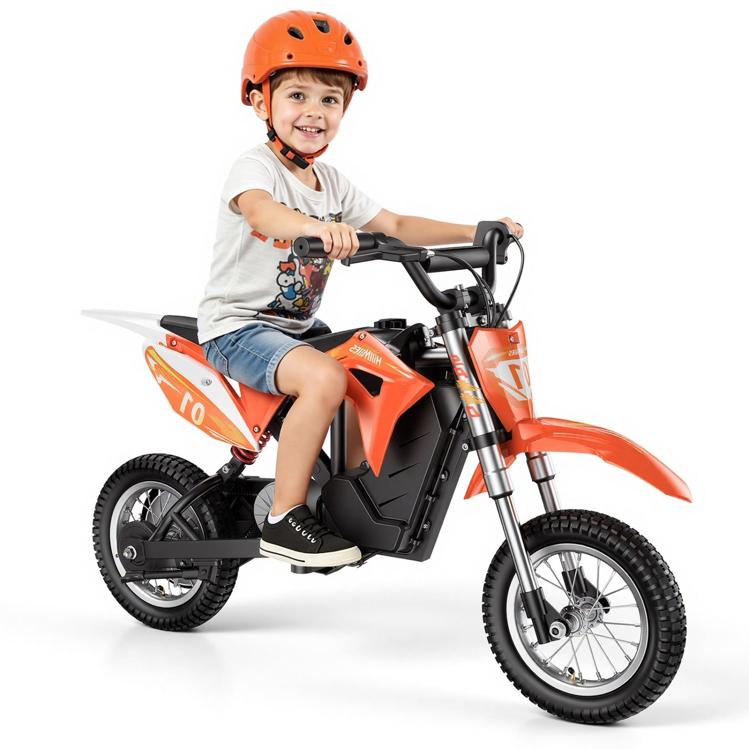 Un bambino sorridente con un casco arancione siede su una moto giocattolo arancione e nera.