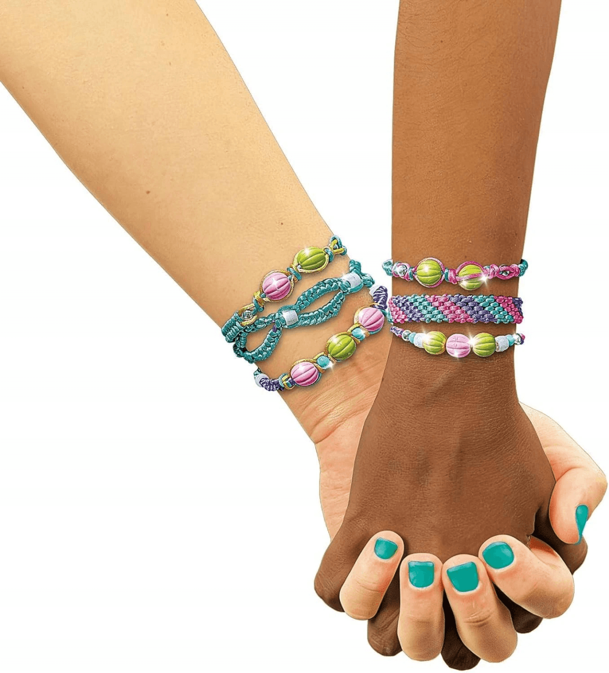 Dos personas tomados de la mano, usando coloridas pulseras trenzadas hechas a mano.
